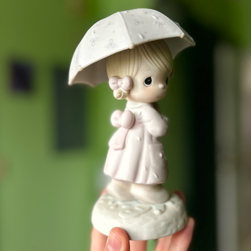 VTG Enesco Precious Moments Girl Under Umbrella April Month Motif Figurine - Picture 2 of 13